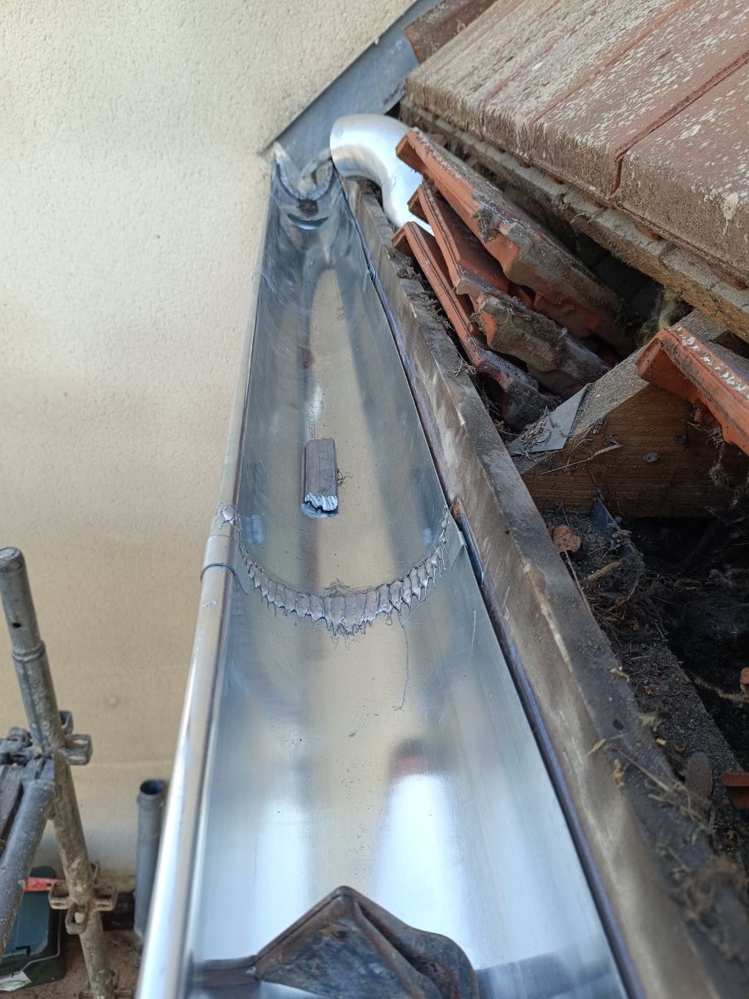 Installation de gouttière zinc – Raccordement de descente pluviale