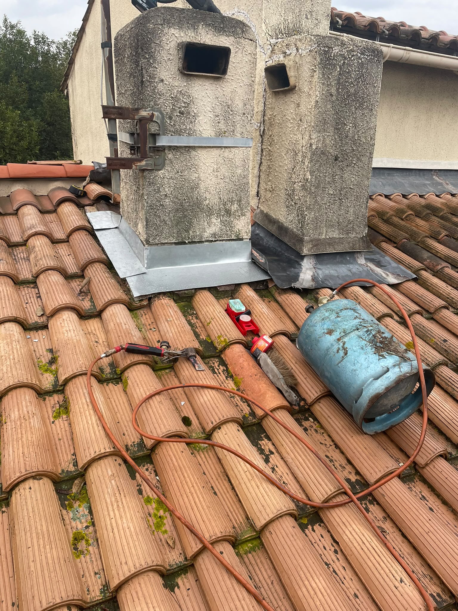 Solin en zinc autour de souche de cheminée